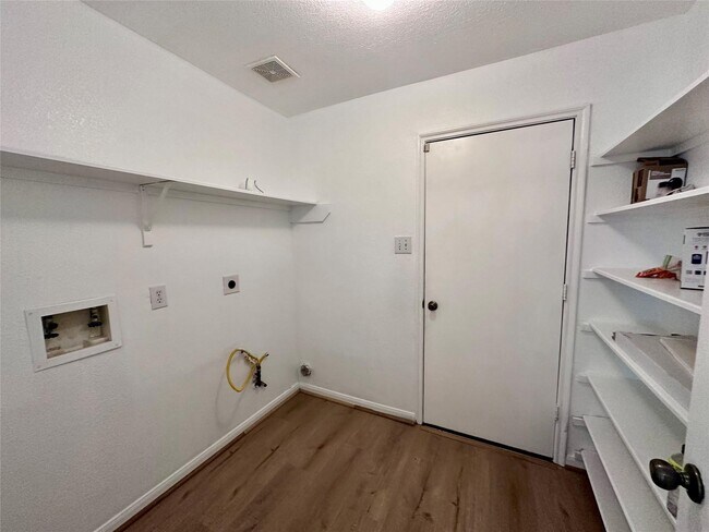 Building Photo - 3927 Brook Garden Ln