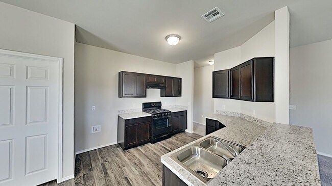 Building Photo - Very Nice 3 Bedroom 2 Bath Home in Yukon S...