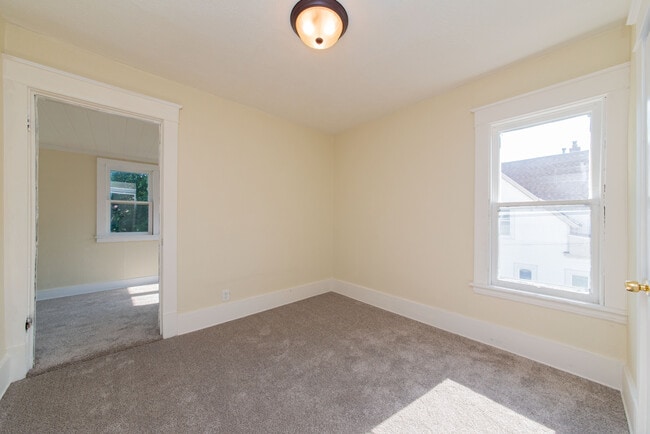 Building Photo - 1007 Sherman St SE