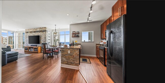Building Photo - Luxury Top-Floor Condo for Rent