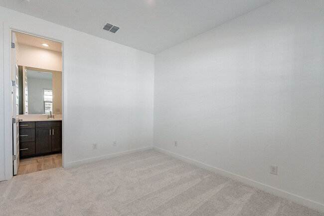 Building Photo - Unbeatable Luxury: Your Key to Elevated Li...