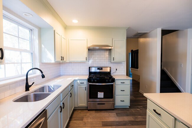 Building Photo - Beautifully updated 2-bedroom 2-bathroom + LOFT/OFFICE townhome in NW Greensboro.