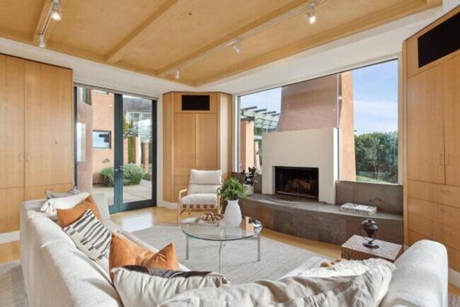 Building Photo - Luxury Living Above The Bay -- Iconic views!