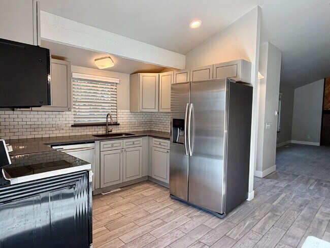 Building Photo - Spacious 4 bedroom, 3 bathroom home in the heart of Aurora is ready for immediate move in! Conven...