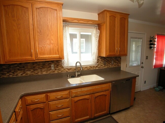 Building Photo - Charming 4-Bed 3-Bath in Paradise Hills