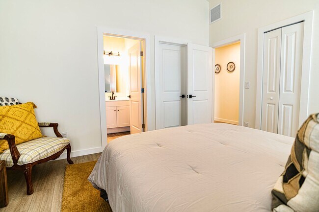 Building Photo - Spacious 3BR/3BA home in a quiet neighborh...