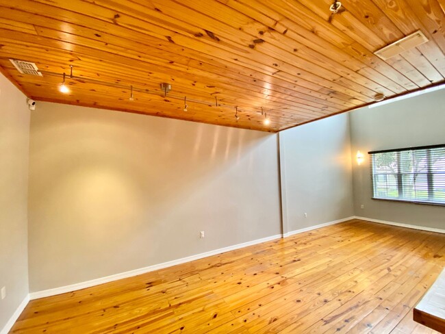 Building Photo - LUXURY TOWNHOME IN SODO 3/2.5 PLUS OFFICE ...