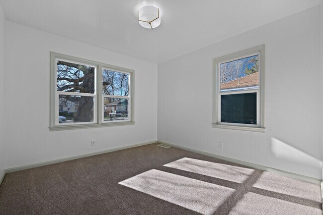 Building Photo - 840 W Montague Ave