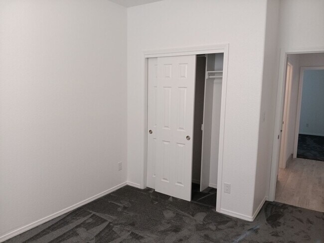 Building Photo - Newly-renovated 3 bedroom, 2 bathroom in Los Lunas! All new appliances! HUGE yard! Showings avail...