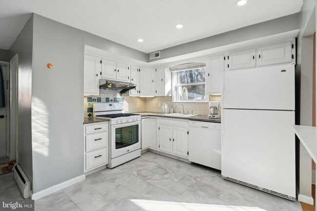 Building Photo - 426 E Hinckley Ave