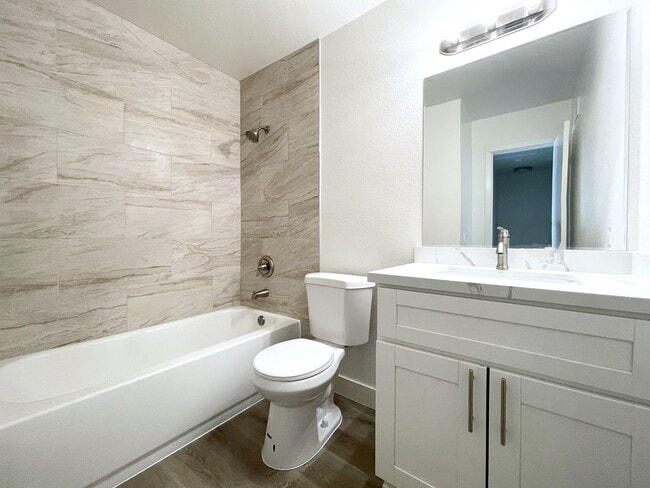 Building Photo - Fully Remodeled Fire Mtn. Townhome w/ Garage!