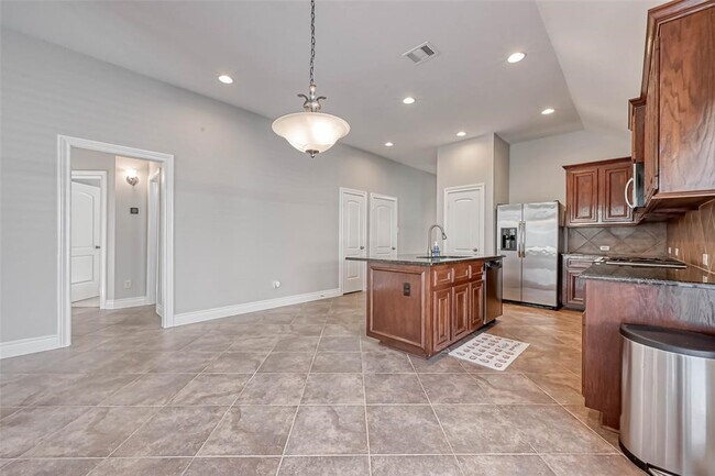 Building Photo - 5523 Stoneridge Ct