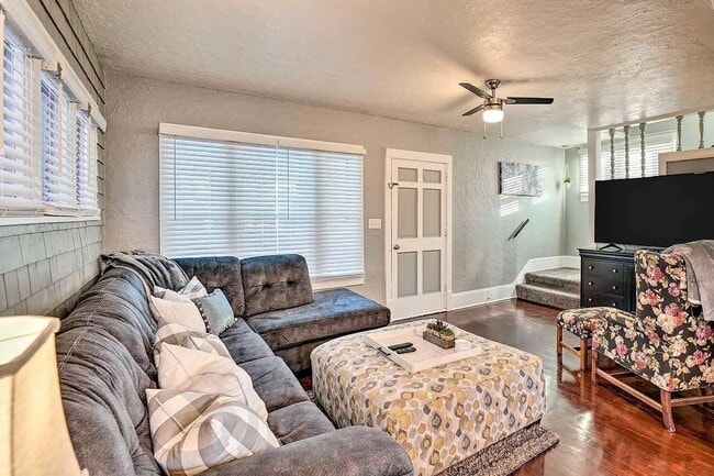 Building Photo - 325 W Spring St