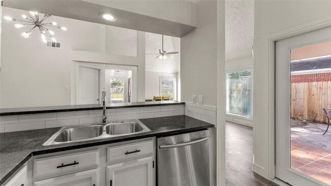 Building Photo - 2107 Charlton House Ln