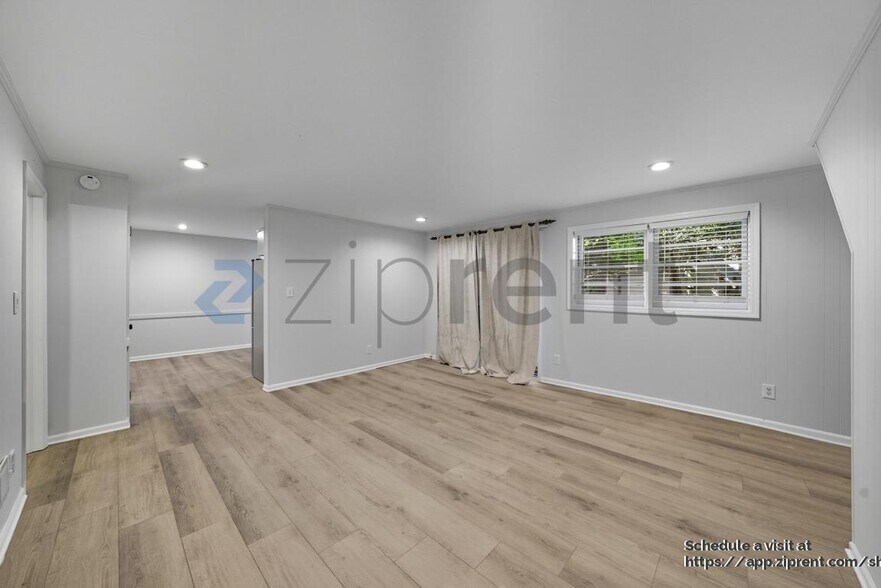 Building Photo - 792 Marstevan Dr NE