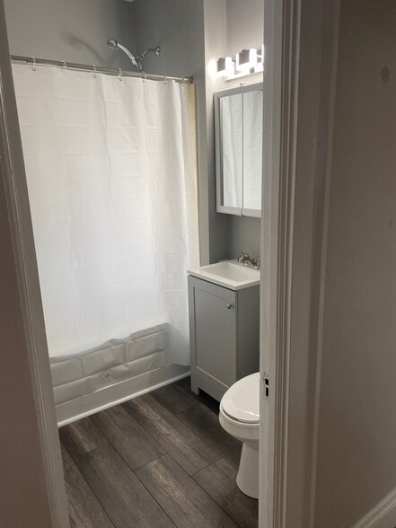Bathroom. - 2114 Wascana Ave
