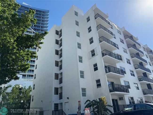 Building Photo - 3000 Riomar St
