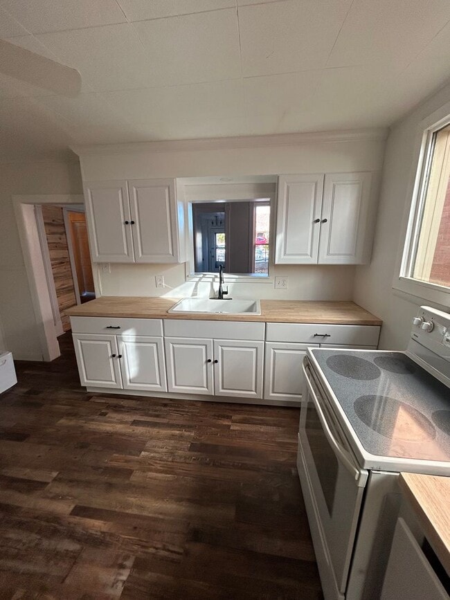 Building Photo - 854 S Main St