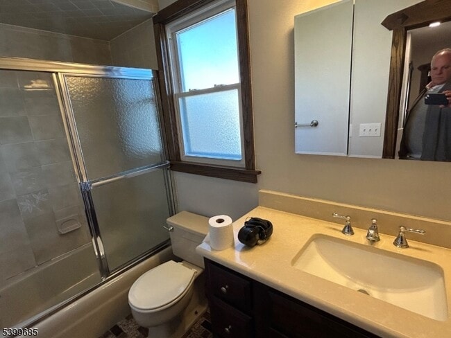 Building Photo - 256 E 7th St