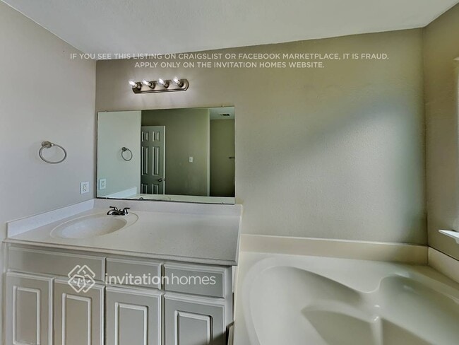 Building Photo - 3827 Middlecrest Ln