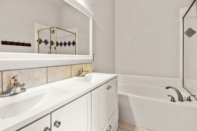 Building Photo - 1075 Wood Stream Dr