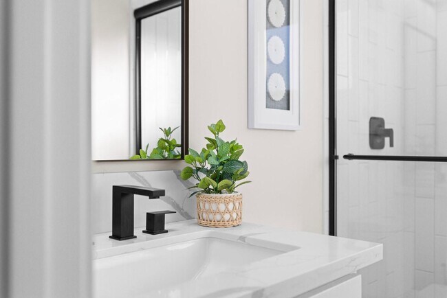 Building Photo - 436 Date Ave