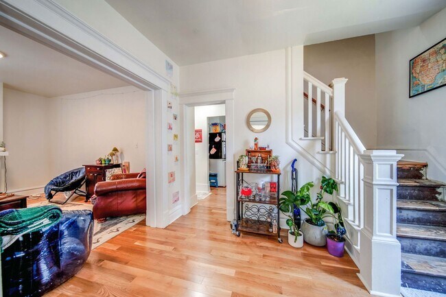 Building Photo - Ultimate 6-Bedroom House with Amazing Front Porch!