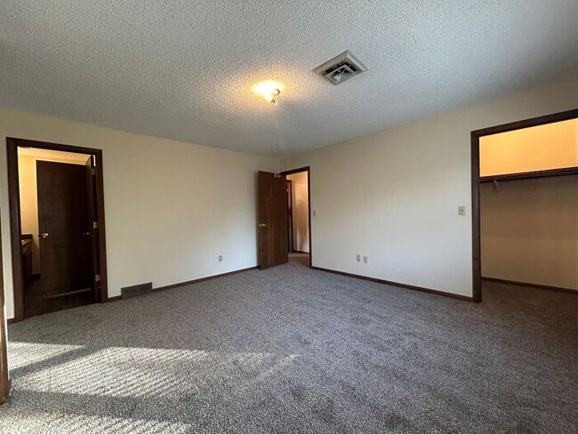 Building Photo - $1,750 | 2 Bedroom, 2.5 Bathroom Duplex | ...