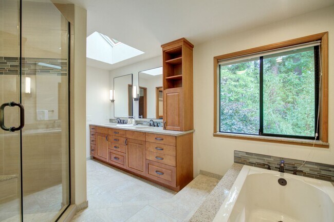 Building Photo - 5bd/3.5ba Bellevue House
