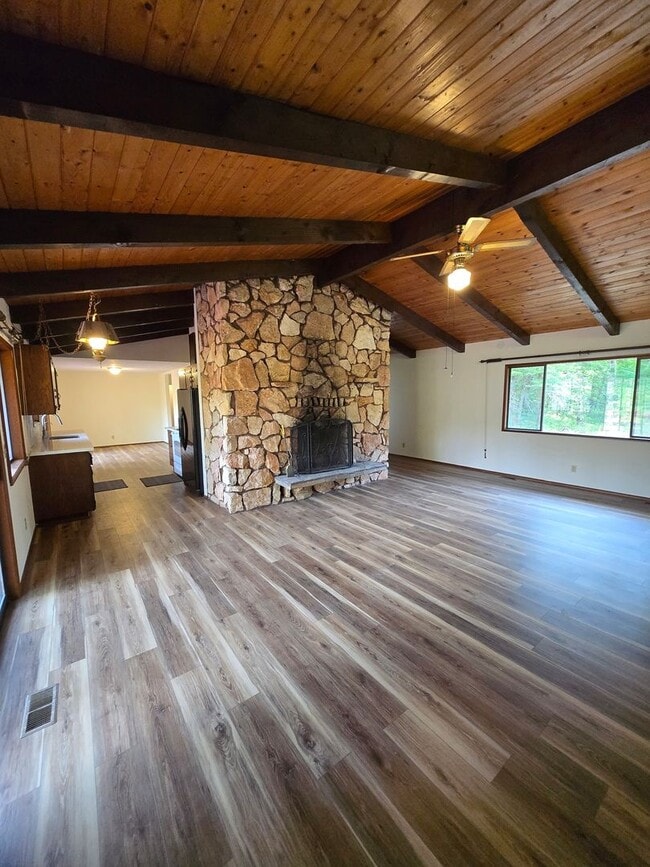 Building Photo - Riverfront Property 3 Bedroom 2 Bath in To...