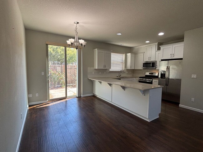 Building Photo - HALF-MONTH FREE!! Modern Townhome Available in Wilsonville