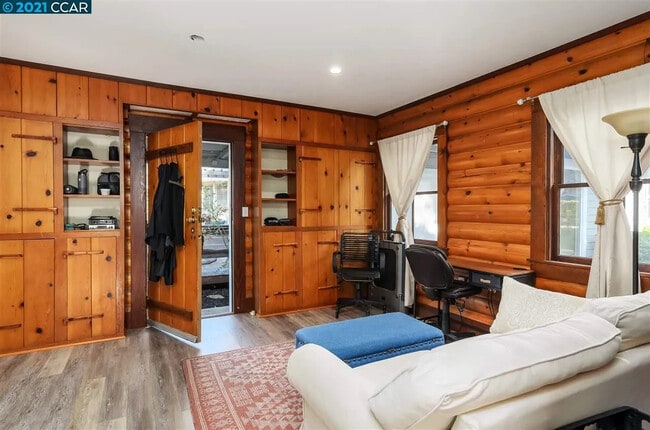 Building Photo - 291 La Questa Dr