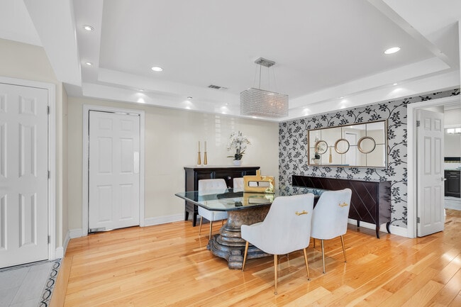 Building Photo - 326 N Doheny Dr