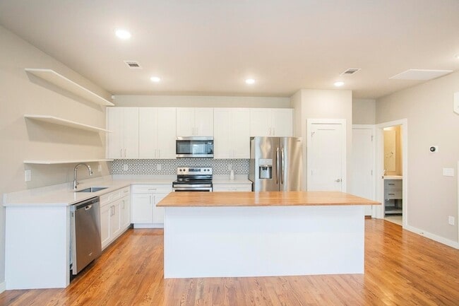Building Photo - 3637 Hydes Ferry Rd