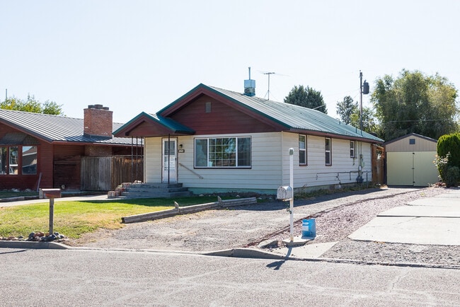 Building Photo - 1060 SW 5th Ave