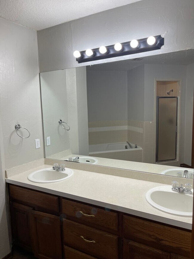 Building Photo - 3 bed, 2 bath w/ 2 car garage home for ren...