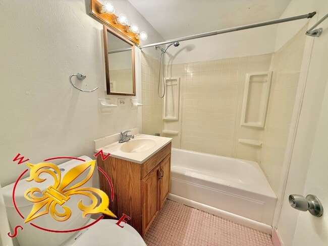 Building Photo - Spacious 4-Bedroom Home with Dual Living A...