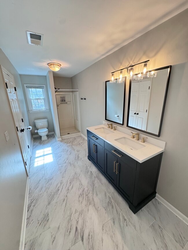 Building Photo - 1884 Dovonshire Rd S W