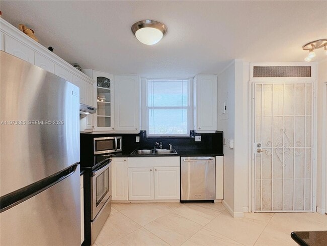 Building Photo - 3100 NE 49th St