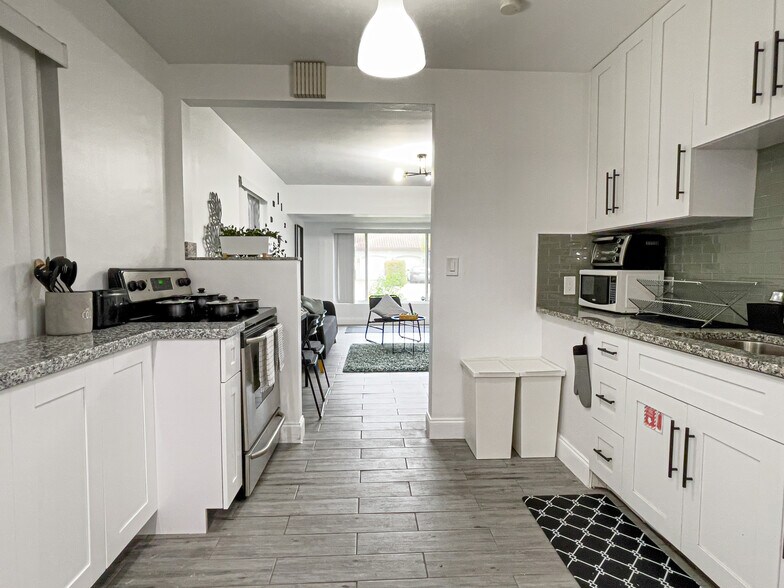Building Photo - 854 SW 11th Ct