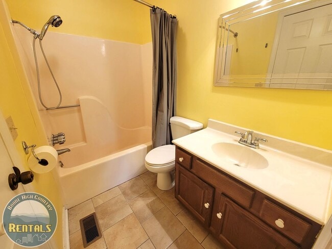 Building Photo - Charming 2BR/1.5BA Townhome Near the Green...