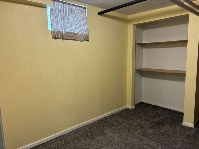 Building Photo - Beautiful 4+ Bedroom,1.5 Bathroom Home - Available June 1st