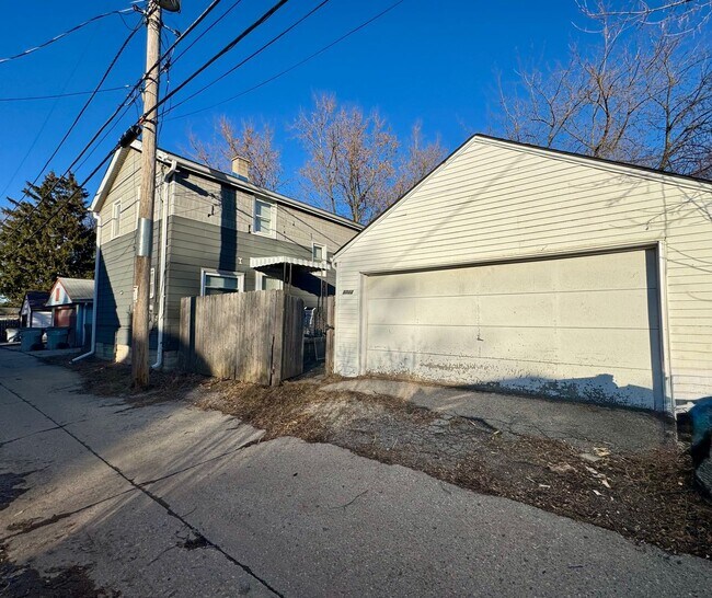 Building Photo - Beautiful 3 bedroom, 1 bath single family home with large fenced yard/ Garage /Central AC / Appli...