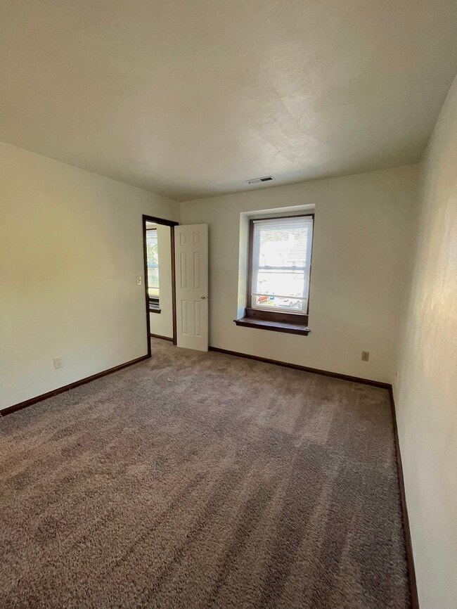 Building Photo - Charming 3-Bedroom, 1.5-Bathroom Townhome ...