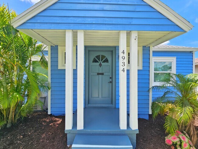 Building Photo - St. Petersburg Pool Home - 3 Bedroom 2 Bath