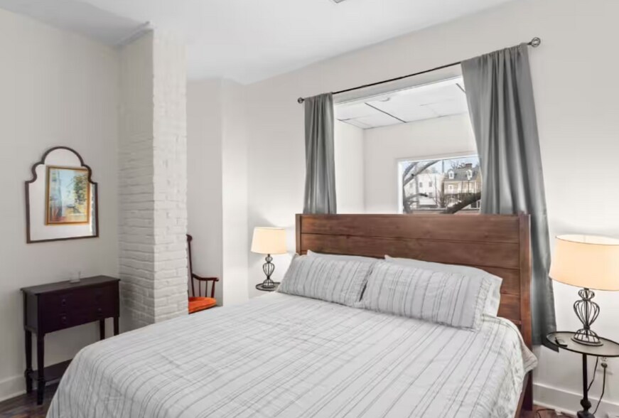 Building Photo - 29 S Front St