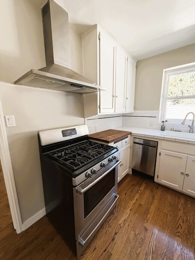 Building Photo - 1803 N Flower St