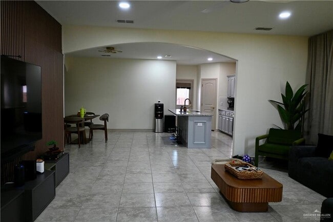 Building Photo - 6 N 26th Dr