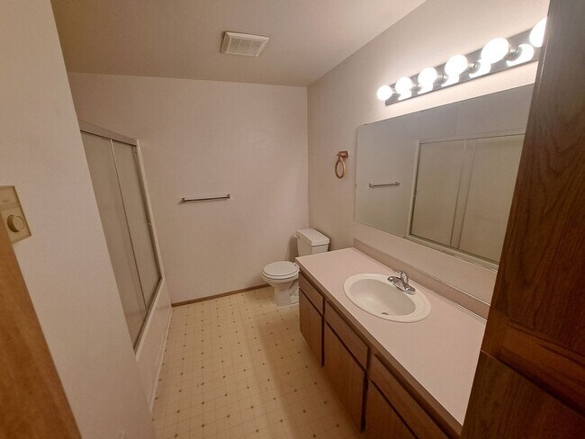 Building Photo - 2 Bed/1.5 Bath Apartment - NE Purcell Blvd