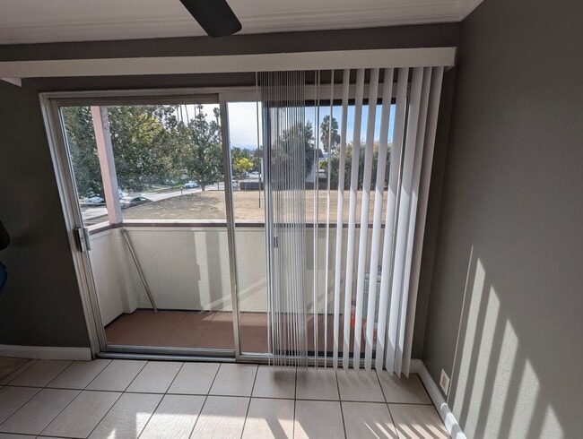 Building Photo - 2nd Floor Condo Available Now - Great Location!